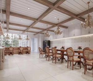杭州杭州灯火阑珊青年旅舍的大型用餐室配有长桌和椅子