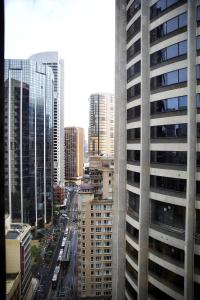 悉尼A by Adina Sydney的享有城市和高楼的景色