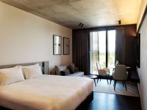 堪培拉A by Adina Canberra的酒店客房设有床和客厅。