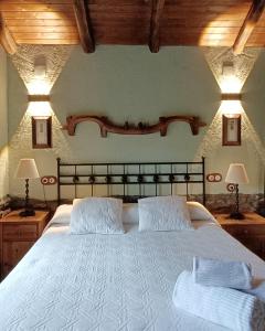 坎加斯德尔纳尔塞亚La Cabana´l Cachican的卧室配有一张带两个枕头的大白色床