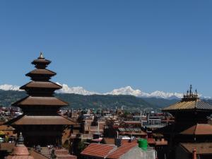 巴克塔普尔HOTEL RUPAKOT AND ROOFTOP RESTAURANT的享有以山脉为背景的城市美景