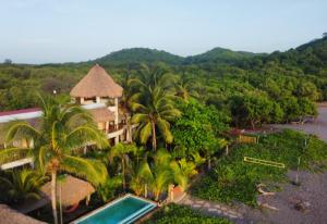 El TránsitoAlive Beach House的享有带游泳池的度假村的空中景致