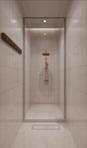 杭州杭州灯火阑珊青年旅舍的白色瓷砖客房内的步入式淋浴间