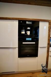托特莫斯Apartment-Chalet Panorama的厨房里有一个黑白的烤箱
