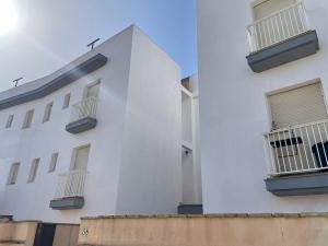 塔里法Apartamento Gaviotas Sureñas的白色的建筑,旁边设有阳台