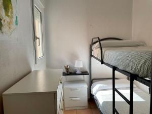 塔里法Apartamento Gaviotas Sureñas的一间小卧室,配有双层床和书桌