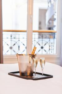 巴黎牧歌度假屋的一个带桶和两杯香槟酒的托盘
