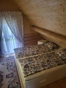 LangaJōekalda的木制客房的一张床位,设有窗户