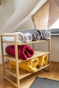 克拉尼库克拉纳旅馆的木制毛巾架、毛巾和毛巾