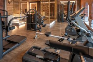 圣苏珊娜阿尔罕布拉酒店的健身房设有心肺功能训练器材和跑步机