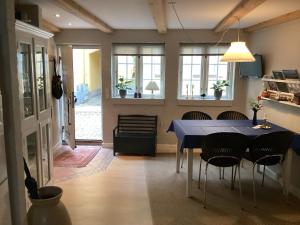 福堡Dejligt lille byhus的一间配备有蓝色桌子和椅子的用餐室