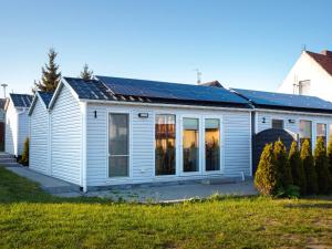 库瑞尼卡慕斯卡Maximus domki的屋顶上设有太阳能电池板的房子