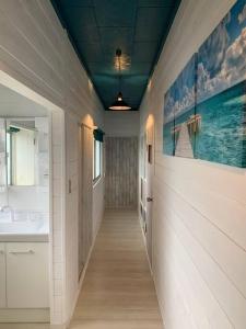 下田Ramjet Sotoura Beach House Shimoda的走廊上的浴室设有水槽和镜子