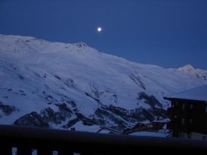 里蒙纽耶Necou 721的月亮在雪覆盖的山上,在晚上升起