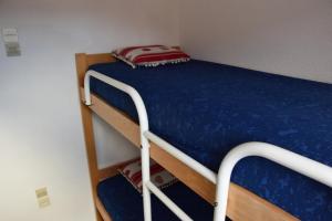 里蒙纽耶Necou 721的配有蓝色床的客房内的双层床