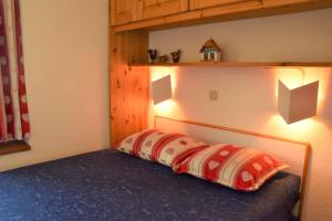 里蒙纽耶Necou 721的一间卧室配有一张带两盏灯的床。