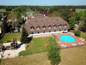阔克威兹施普利瓦尔德假日酒店的享有带游泳池的大房子的空中景致