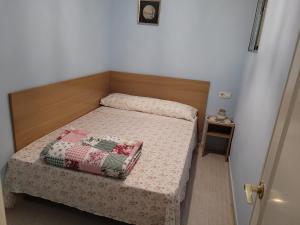 蒙塔尼约斯Casa Rural Adriana, Montanejos的一间小卧室,配有床和床头柜