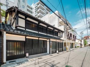 金泽Kanata Machiya House的街道边的一座古老建筑