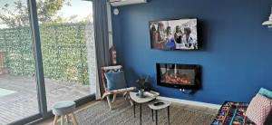巴伦西亚VERDVILLAGE的客厅设有带壁炉的蓝色墙壁