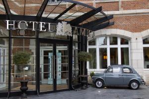 布鲁塞尔阿米戈罗科富酒店的停在酒店前的小汽车