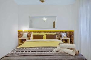 马拉加MÁlaga Playa的一间卧室配有一张大床和大镜子