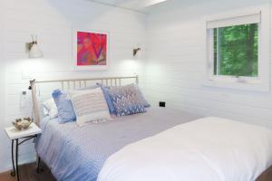 MoultonboroughLake Winni Cottage的白色的卧室设有床和窗户