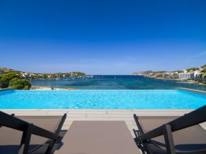 圣蓬萨H10卡萨德尔玛尔酒店的享有带两把椅子的游泳池的景色