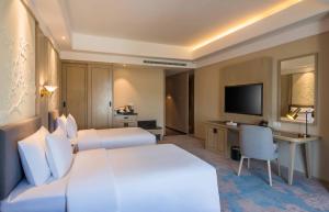 海米斯穆谢特Aber Khamis Mushait的酒店客房设有两张床和电视。