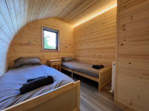 纽马基特Outdoor Inns - Star at Lidgate的小木屋内带两张床的房间
