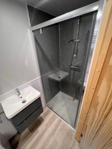 纽马基特Outdoor Inns - Star at Lidgate的带淋浴和盥洗盆的浴室