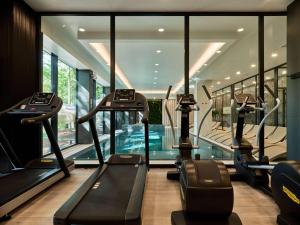 斯克拉斯卡波伦巴Hotel Bergo Resort & SPA的健身房设有有氧运动器材和游泳池
