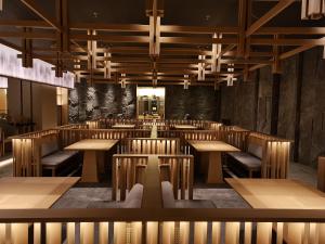 太原山西潇河新城万达锦华酒店的一间空餐厅,配有木桌和椅子
