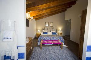 ValdelagunaCasa Rural Valle de la Laguna的一间卧室配有一张带蓝白色床单的大床