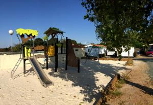滨海拉特朗什勒贝尔维尤露营假日公园的一个带滑梯的沙地游乐场