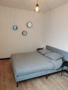 Saint-Étienne-de-Saint-GeoirsRésidence du Lavoir的卧室配有一张床铺,墙上有三个圆圈