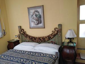 瓦伦纳Villa Torretta的卧室配有一张床,墙上挂着一幅画