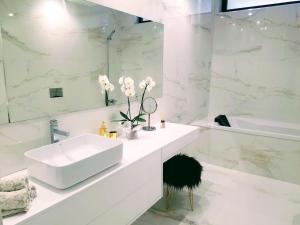 阿马兰特Casa do Golfe by VinteOito的白色的浴室设有水槽和浴缸。