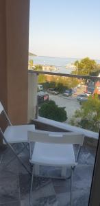 卡瓦拉GreenCity Kavala的阳台配有两把椅子,享有停车场的景致。