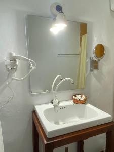 AlmendralCasas Rurales Monasterio de Rocamador的浴室设有白色水槽和镜子