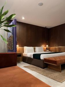 拉各斯The Borough Lagos的酒店客房,设有两张床和一张沙发
