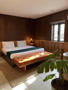 拉各斯The Borough Lagos的一间卧室配有一张木墙床