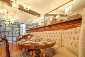 蒙得维的亚阿尔玛古典精品酒店的用餐室配有桌椅和桌椅