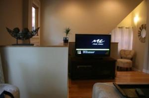 芝加哥罗斯科乡村公寓的客厅配有台面上的平面电视