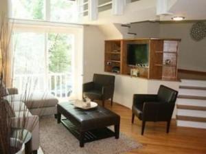 芝加哥罗斯科乡村公寓的客厅配有椅子、桌子和电视