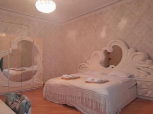库塔伊西Belas House With Terrace的卧室配有一张白色的床和大镜子
