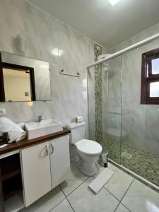 卡内拉Pousada Cinnamon的浴室配有卫生间、淋浴和盥洗盆。