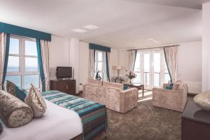 莫维尔红色城堡酒店的酒店客房带一张床、椅子和窗户