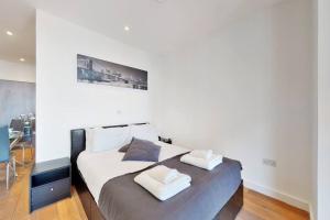 伦敦Superb Studio in Greenwich with balcony & roof top的一间卧室配有一张带两个枕头的床