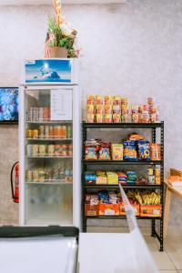 瓜埠Chill Suites Langkawi的储存着大量食物的冰箱